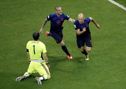 Arjen Robben y Wesley Sneijder de Holanda celebran un gol delante de Iker Casillas.