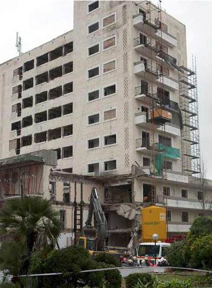 Aspecto del edificio con el anexo derruído que ha atrapado a cuatro obreros esta mañana