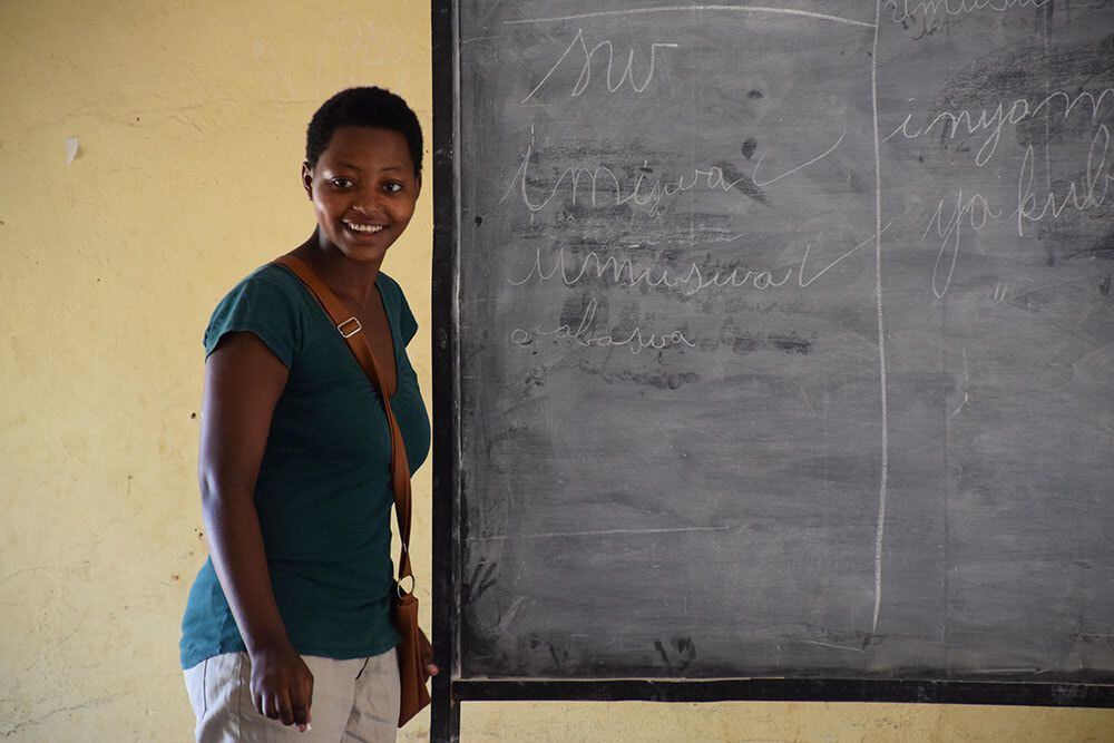 Una de las alumnas de Nyamirambo sale a la pizarra.