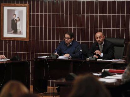 Pedro Luis Sanz (a la derecha) en un Pleno del Ayuntamiento de Meco.