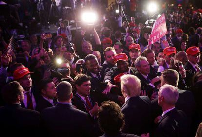 El presidente electo Donald Trump saluda a los asistentes tras su discurso de victoria