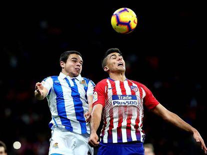 Luca Sangalli (izquierda), de la Real Sociedad, y Rodrigo, del Atlético, disputan un balón el 27 de octubre en el Wanda Metropolitano (Madrid).