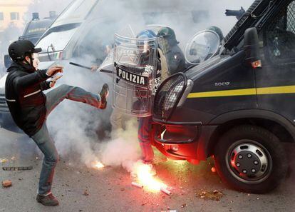 Enfrentamientos entre un manifestante y la polic&iacute;a frente al ministerio de Econom&iacute;a. 