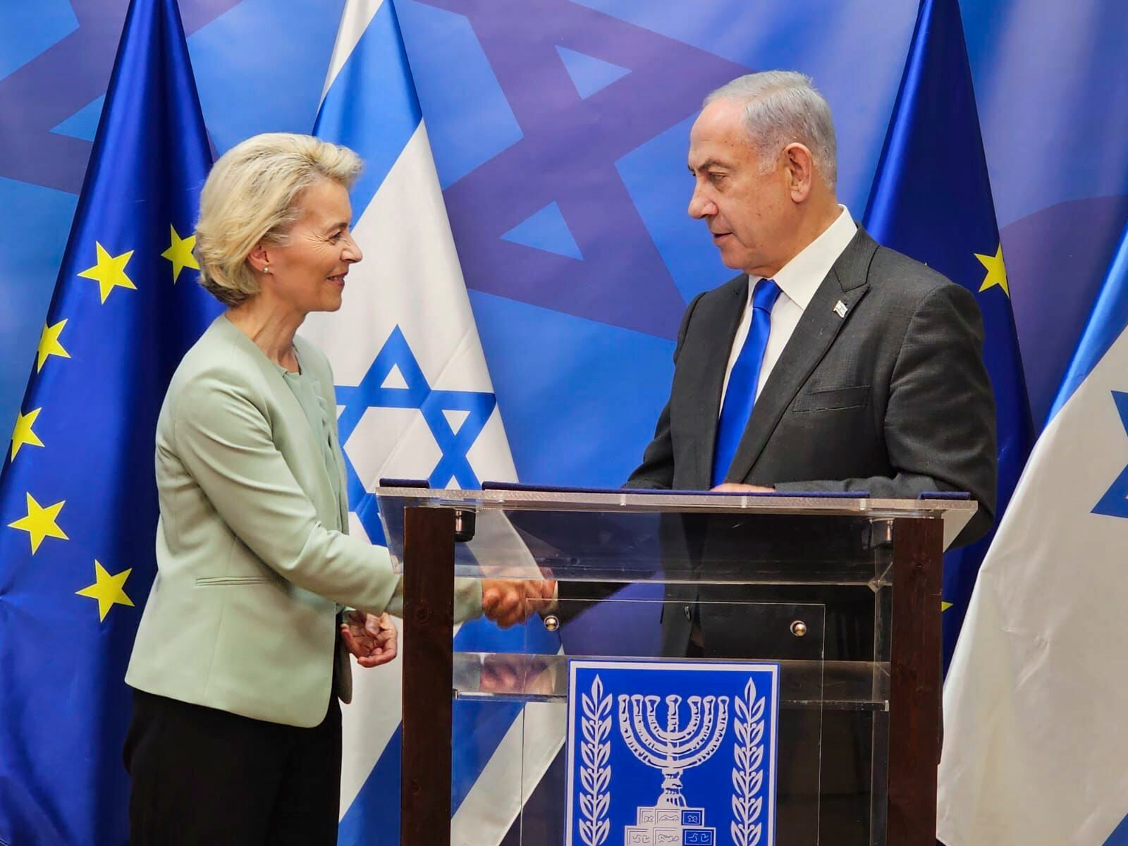 TEL AVIV (ISRAEL), 13/10/2023.- La presidenta de la Comisión Europea, Ursula von der Leyen (i), durante su reunión con el primer ministro israelí, Benjamín Netanyahu, tras la cual se mostró convencida este viernes de que la respuesta de Israel a los ataques de Hamás mostrarán que "es una democracia", a pocas horas de que se cumpla el plazo dado a un millón de palestinos de Gaza para que abandonen el norte del enclave. "Sé que la respuesta de Israel demostrará que es una democracia", dijo Von der Leyen en una comparecencia ante los medios de comunicación junto a Netanyahu, quien pidió "una posición concreta de la comunidad internacional para aplicar sanciones a los países" que acojan representantes de Hamás. EFE/ Gobierno Israelí/SÓLO USO EDITORIAL/SÓLO DISPONIBLE PARA ILUSTRAR LA NOTICIA QUE ACOMPAÑA (CRÉDITO OBLIGATORIO)

