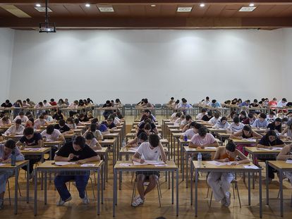 Un grupo de estudiantes, momentos antes de la prueba EVAU en Talavera de la Reina (Toledo), el 12 de junio de 2023.