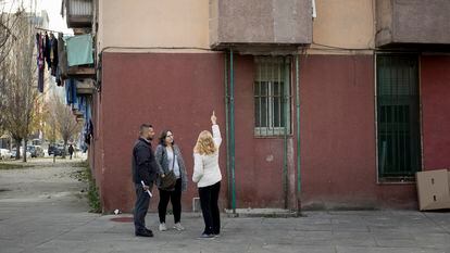 Andrés Gascón, Silvia Liso y Montse Gascón hablan, la semana pasada, junto a un balcón apuntalado en una finca del barrio del Besòs, donde abundan balcones agrietados y donde se ha aplicado medidas cautelares (con redes) desde hace años.