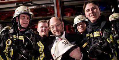 Martin Schulz, el candidato a canciller de los socialdemócratas alemanes, visita el 15 de febrero un grupo de bomberos en Duisburgo.