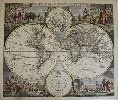 El mapa recibe el nombre de 'Nova Orbis Tabula', data de 1711 y es obra de Frederik de Wit. Originalmente se publicó en 1670, pero fue reimpreso en 1711. Es un magnífico ejemplar del tipo de planisferios conocidos como "dos de oros", por la semejanza del doble hemisferio con el naipe de la baraja. El mapa destaca por su decoración marginal, donde se representan espectaculares escenas alegóricas de las cuatro estaciones con los signos del zodiaco correspondientes.