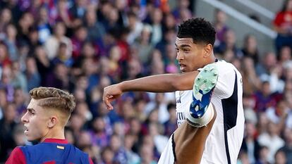 Jude Bellingham dispara a puerta en la acción del primer gol del Madrid en el clásico.