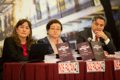 Ángela Buitrago, Claudia Paz y Paz y Francisco Cox, Integrantes del GIEI durante la presentación del tercer informe. 