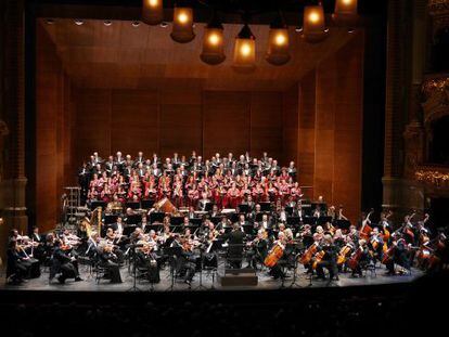 Orquesta y coros en el Liceo con El Pessebre de Pau Casals
