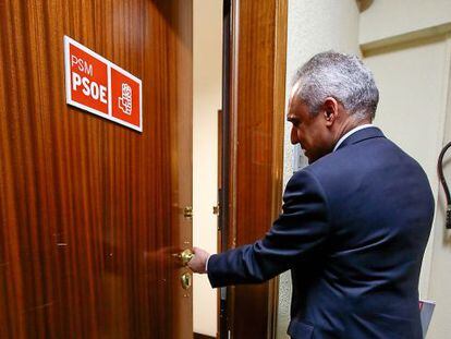Rafael Simancas abre la puerta de la sede madrile&ntilde;a del PSOE.