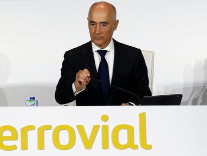 El presidente de Ferrovial, Rafael del Pino, durante la junta de accionistas celebrada en Madrid en la que se aprobó el cambio de sede.