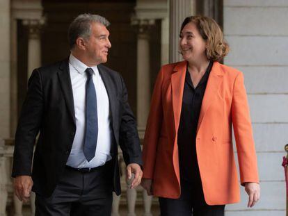 El presidente del FC Barcelona, Joan Laporta, y la alcaldesa de Barcelona, Ada Colau, este jueves