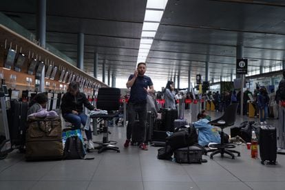 El mayor aeropuerto de Colombia intenta contener el caos tras el cese de operaciones de la aerolínea paisa.