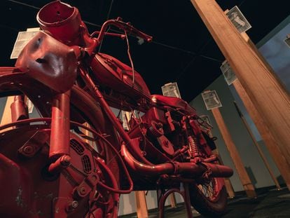 La moto de color rojo sangre de Francesc Torres de la exposición 'Food. La Utopia de la Proximitat', en Bòlit de Girona.