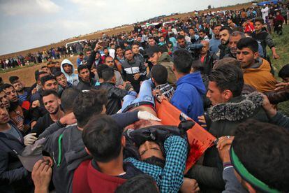La Marcha del Retorno llama a la población a acampar a unos 500 metros de la frontera con Israel y reivindicar su derecho al retorno al resto de Palestina. En la imagen, varios palestinos trasladan a un joven herido durante una manifestación cerca de la frontera con Israel, el 30 de marzo.
