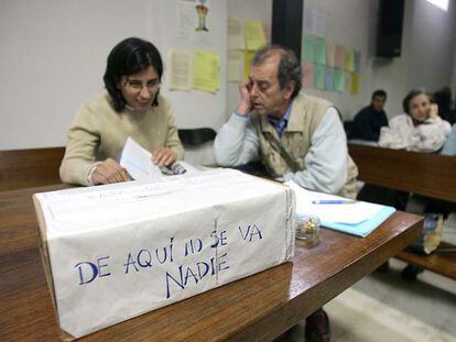 Enrique de Castro, párroco de Entrevías, con la portavoz de la asamblea permanente de la parroquia.