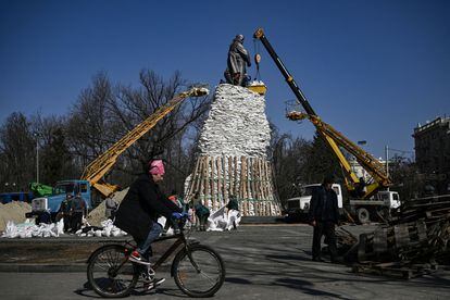 Officials used sandbags to protect a monument in Kharkov on Saturday.