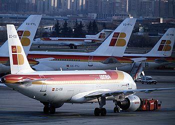 Aviones de la compañía Iberia en las pistas del aeropuerto de Barajas. / BERNARDO PÉREZ