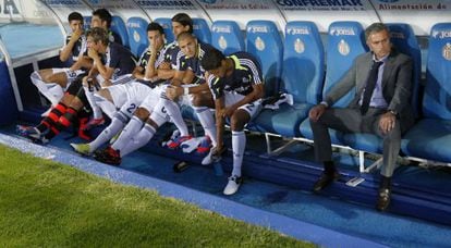 José Mourinho, en el banquillo en el estadio del Getafe junto a los jugadores suplentes.