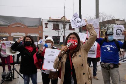 A group of people gathered in front of the counterterrorism leadership to celebrate the death of Abimael Guzman, in September 2021.