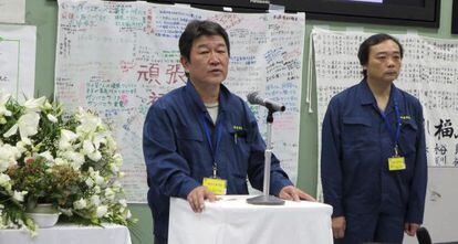 El ministro japonés de Economía y Turismo, Toshimitsu Motegi (centro) ayer en la central de Fukushima.