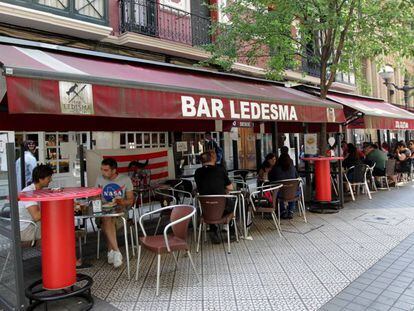 Una de las terrazas de la calle Ledesma de Bilbao en la que han instalado los sensores.