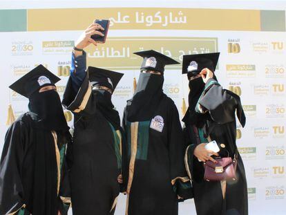 Graduación en la Universidad de Taif (Arabia Saudí), en la que declaró trabajar Francisco Tomás Barberán, del CSIC.