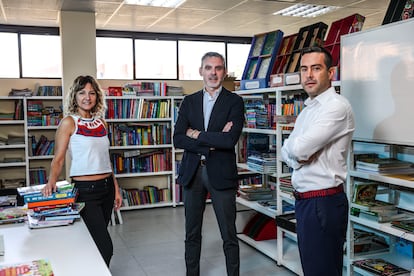 Ana Delgado, Luis Rodríguez y Alberto González en uno de los almacenes de libros de la sede, erigida en 1963 en Madrid.