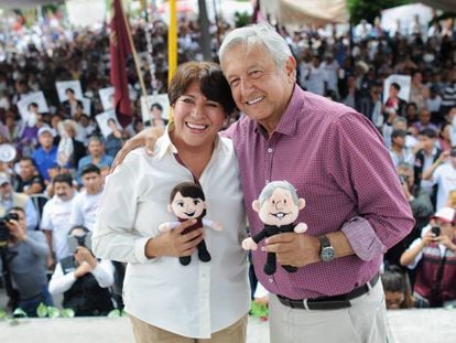 Foto de archivo de la secretaria de Educación, Delfina Gómez, junto al presidente de México, Andrés Manuel López Obrador, en el Estado de México.