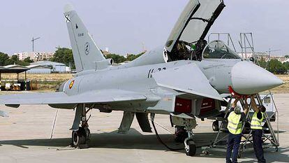 El último de los 19 cazas españoles de la primera fase del programa Eurofighter, ayer en las instalaciones de EADS-CASA en Getafe.