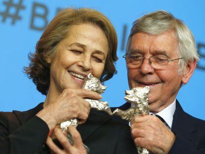 Los actores Charlotte Rampling y Tom Courtenay con sus respectivos galardones de la Berlinale.