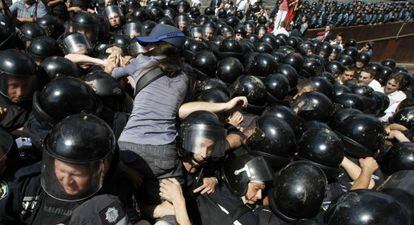 Una opositora protesta en Kiev.