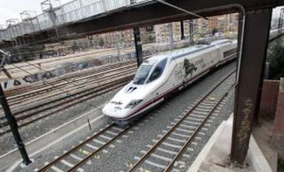 El AVE, en la imagen a su paso por Valencia, llega a Girona el 9 de enero.