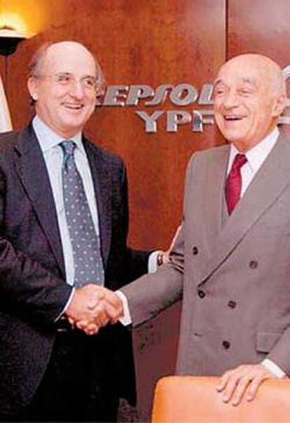 Repsol cierra la venta del 14,9% de YPF a Eskenazi por 1.556 millones