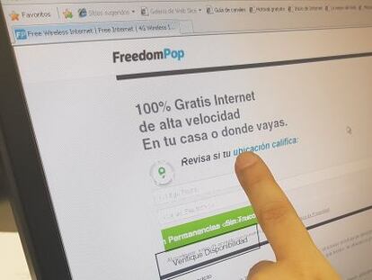 Un usuario consulta la web de FreedomPop.