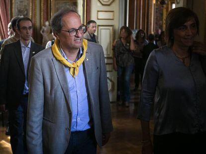 El presidente catalán, Quim Torra, junto a su mujer, Carola Miro, en el Ayuntamiento de Barcelona. En vídeo, así ha sido la investigación de la Guardia Civil.