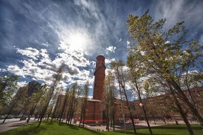 La torre de las Aguas del Besòs en la plaza de Ramon Calsina