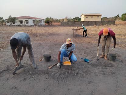 Estudiantes de Arqueología senegaleses excavan en Paroumba, región de Kolda, en mayo de 2022.
