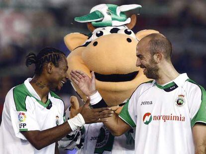 Tchité y Colsa se felicitan por un triunfo junto a la mascota del club.