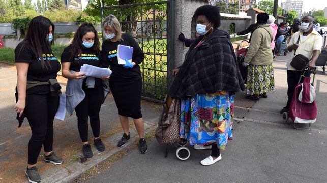 Reparto de comida de la asociación AC Le Feu en el barrio de Clichy-sous-Bois a las afueras de Paris. En vídeo, reportaje de la situación de los vecinos del barrio.