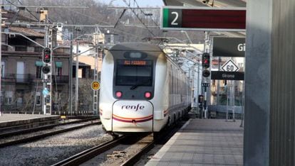 Un tren de media distancia en la provincia de Girona