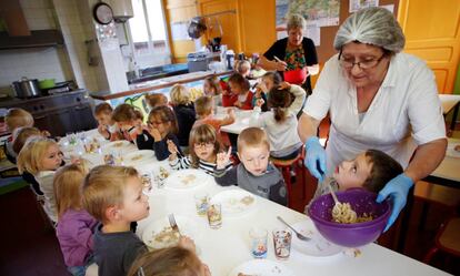 Niños en un comedor escolar.