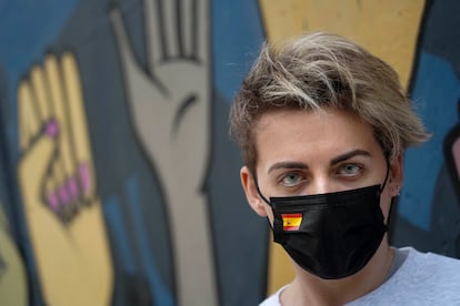 Adrián, un prescriptor de 20 años que se declara bisexual, durante un acto de Vox en Carabanchel.
