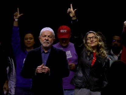 Lula, durante un mitin este viernes en Porto Alegre. A su lado, su esposa, Janja da Silva, que con otros seguidores hace el gesto de la L de Lula .