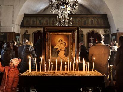 Ceremonia en honor a miembros de la comunidad cristiana ortodoxa fallecidos en Antioquía en el terremoto de febrero de 2023 en la iglesia de Macunzus de Alejandreta el pasado 28 de enero