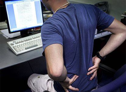 La posición en el trabajo puede provocar dolor de espalda.