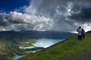 Turistas ante Lagoa do Fogo, laguna de cráter en el volcán de Água de Pau, en las Azores.