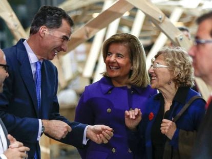 El Rey Felipe VI, con la ministra de Empleo en funciones, F&aacute;tima B&aacute;&ntilde;ez  y la alcaldesa de Madrid, Manuela Carmena, durante el acto central anual de la Fundaci&oacute;n COTEC